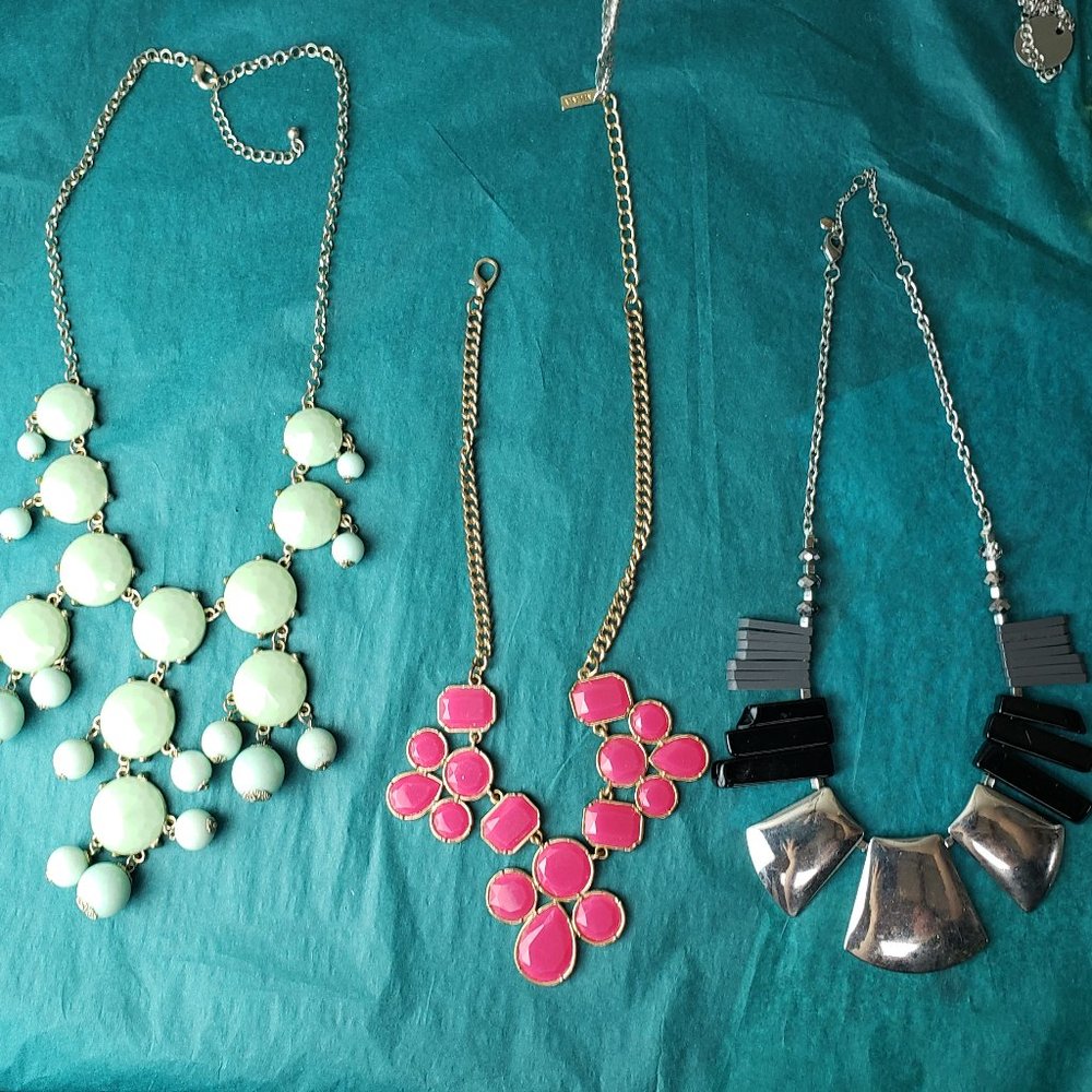 2/10$  Lot of 3 vintage necklaces